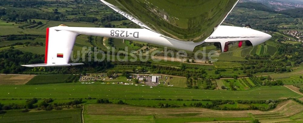 Ettenheim aus der Vogelperspektive: Segelflugzeug ASK-21 im Kunstflug im Fluge über dem Luftraum in Ettenheim im Bundesland Baden-Württemberg, Deutschland