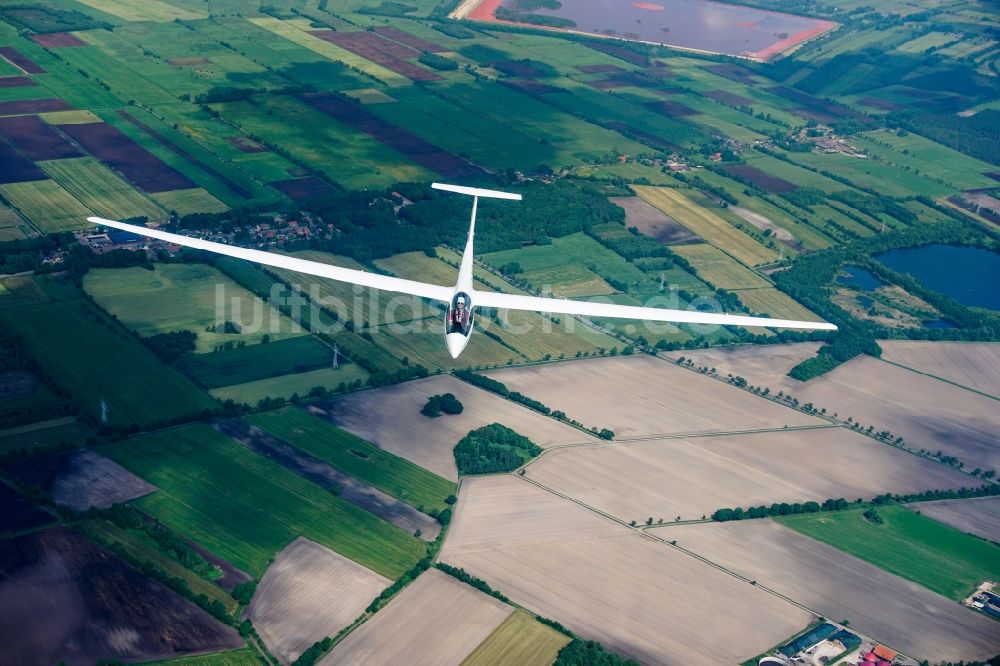 Luftaufnahme Stade - Segelflugzeug ASW20 im Fluge über dem Luftraum bei Stade im Bundesland Niedersachsen, Deutschland