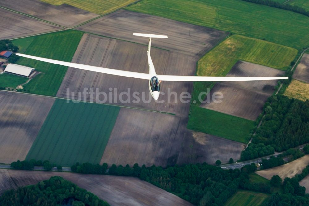 Stade aus der Vogelperspektive: Segelflugzeug ASW20 im Fluge über dem Luftraum bei Stade im Bundesland Niedersachsen, Deutschland