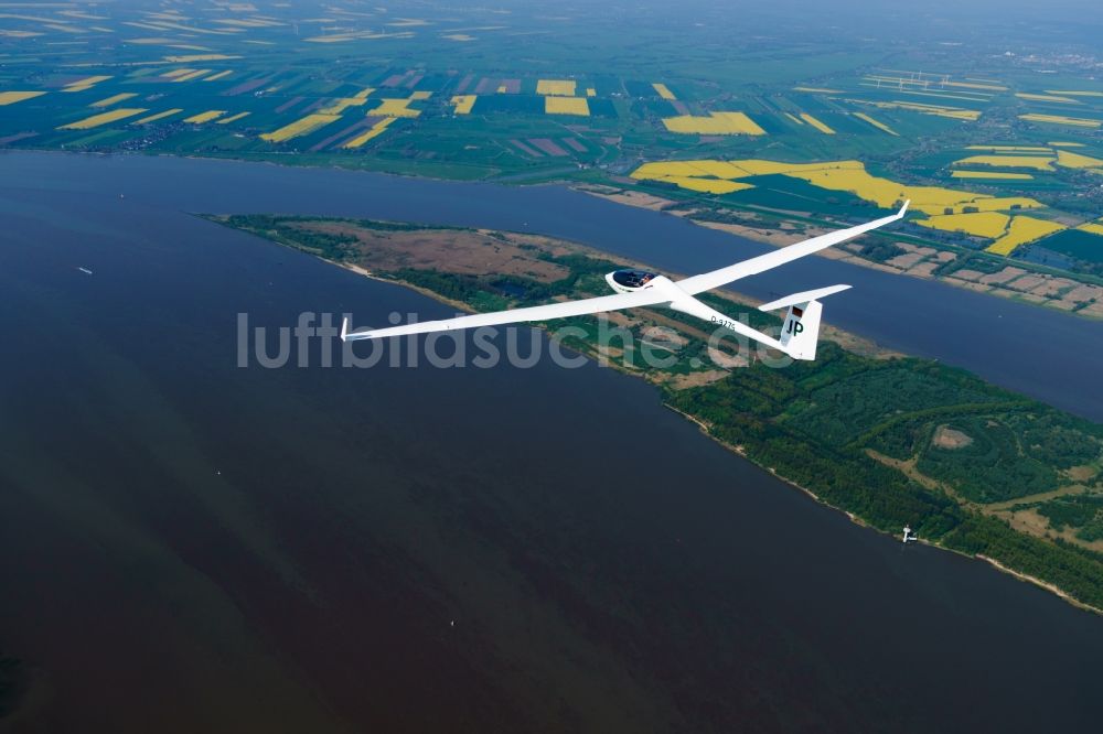 Seestermühe von oben - Segelflugzeug ASW 27 im Fluge über dem Luftraum der Elbe in Seestermühe im Bundesland Schleswig-Holstein, Deutschland