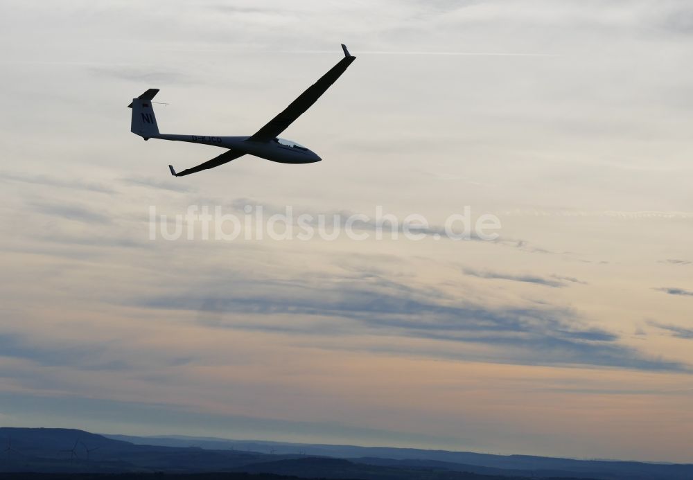 Halle aus der Vogelperspektive: Segelflugzeug ASW 24 im Fluge über dem Luftraum in Halle im Bundesland Niedersachsen, Deutschland