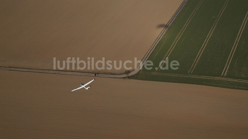 Luftaufnahme Holtorf - Segelflugzeug - Außenlandung TWIN ASTIR II D-3078 (B3) „Twinbert“ in Holtorf im Bundesland Nordrhein-Westfalen, Deutschland