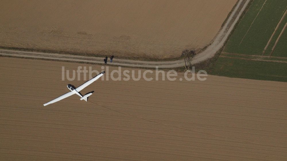 Holtorf von oben - Segelflugzeug - Außenlandung TWIN ASTIR II D-3078 (B3) „Twinbert“ in Holtorf im Bundesland Nordrhein-Westfalen, Deutschland