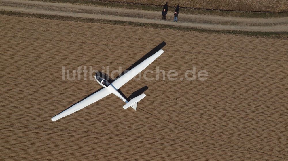 Holtorf aus der Vogelperspektive: Segelflugzeug - Außenlandung TWIN ASTIR II D-3078 (B3) „Twinbert“ in Holtorf im Bundesland Nordrhein-Westfalen, Deutschland