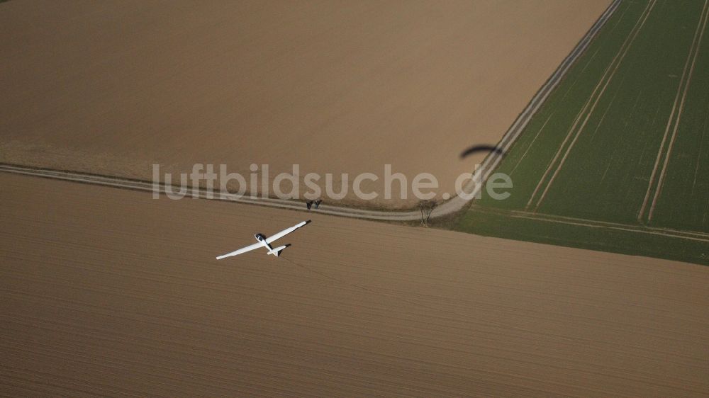 Luftbild Holtorf - Segelflugzeug - Außenlandung TWIN ASTIR II D-3078 (B3) „Twinbert“ in Holtorf im Bundesland Nordrhein-Westfalen, Deutschland