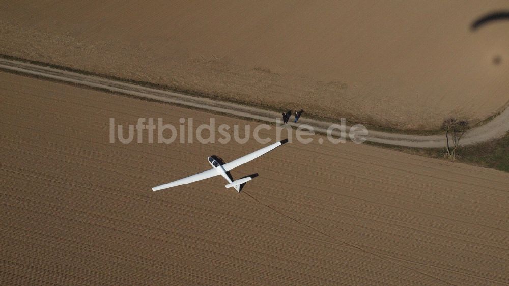 Luftaufnahme Holtorf - Segelflugzeug - Außenlandung TWIN ASTIR II D-3078 (B3) „Twinbert“ in Holtorf im Bundesland Nordrhein-Westfalen, Deutschland