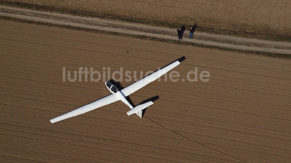 Holtorf von oben - Segelflugzeug - Außenlandung TWIN ASTIR II D-3078 (B3) „Twinbert“ in Holtorf im Bundesland Nordrhein-Westfalen, Deutschland