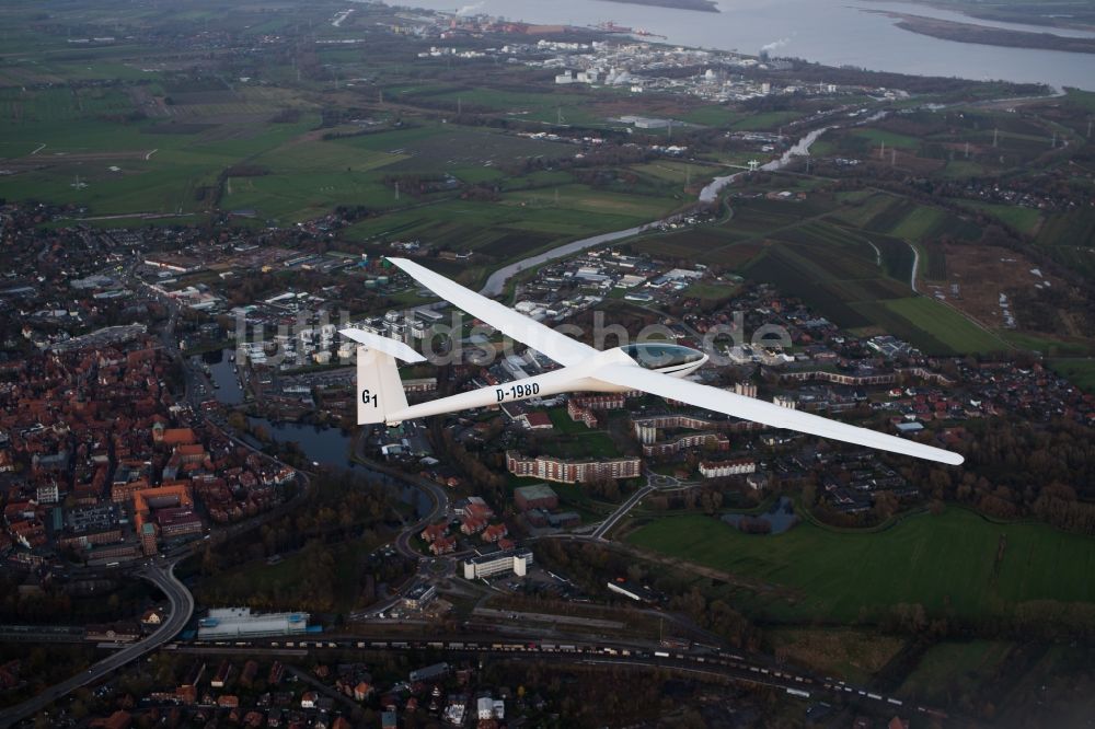 Stade aus der Vogelperspektive: Segelflugzeug DG-100 über der Innenstadt der Hansestadt Stade im Bundesland Niedersachsen, Deutschland