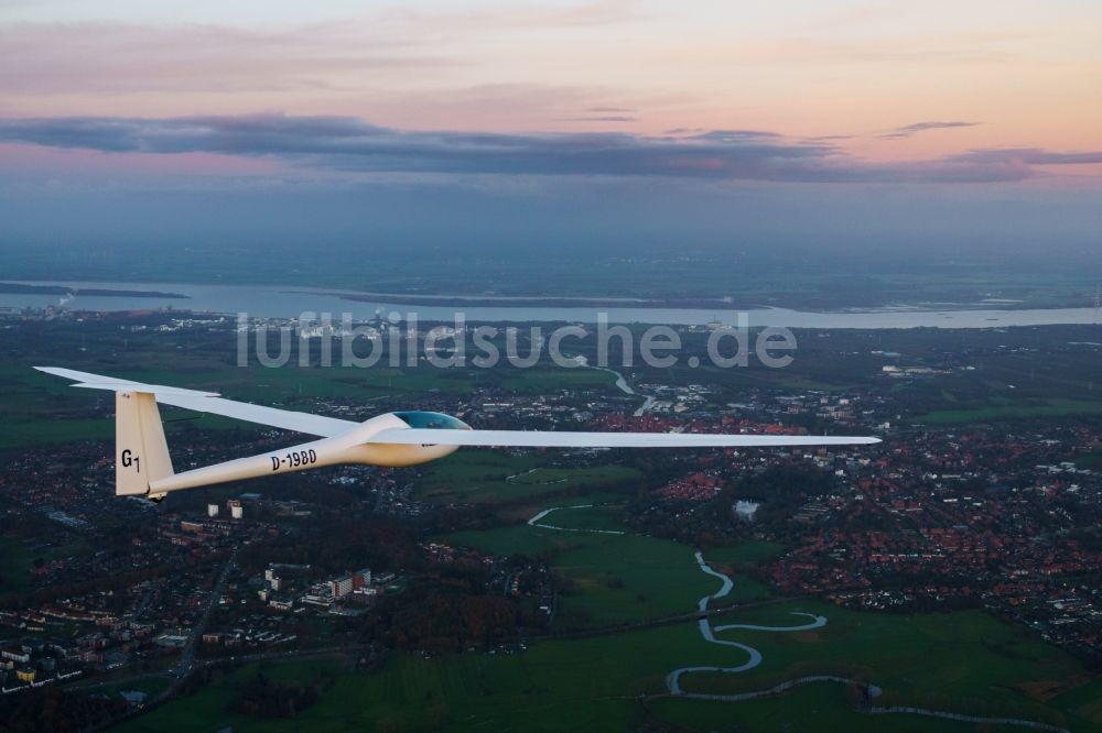 Luftaufnahme Stade - Segelflugzeug DG-100 über der Innenstadt der Hansestadt Stade im Bundesland Niedersachsen, Deutschland