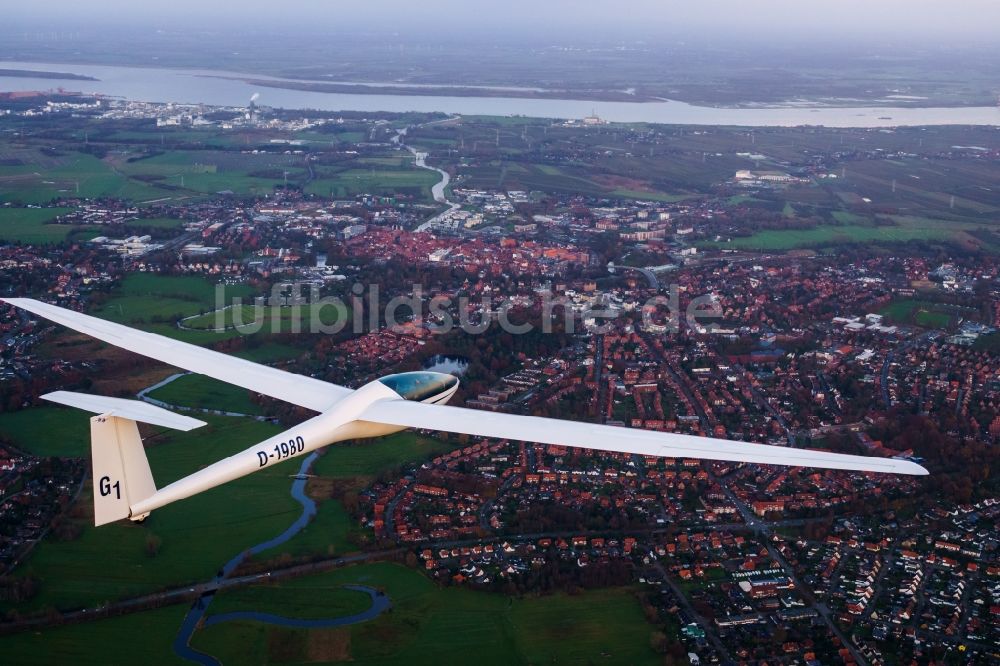 Stade von oben - Segelflugzeug DG-100 über der Innenstadt der Hansestadt Stade im Bundesland Niedersachsen, Deutschland