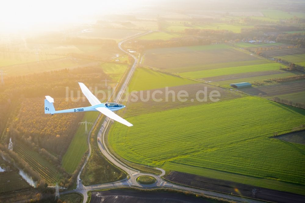 Agathenburg von oben - Segelflugzeug DG-100 über dem Kreisverkehr - Straßenverlauf in Agathenburg im Bundesland Niedersachsen, Deutschland