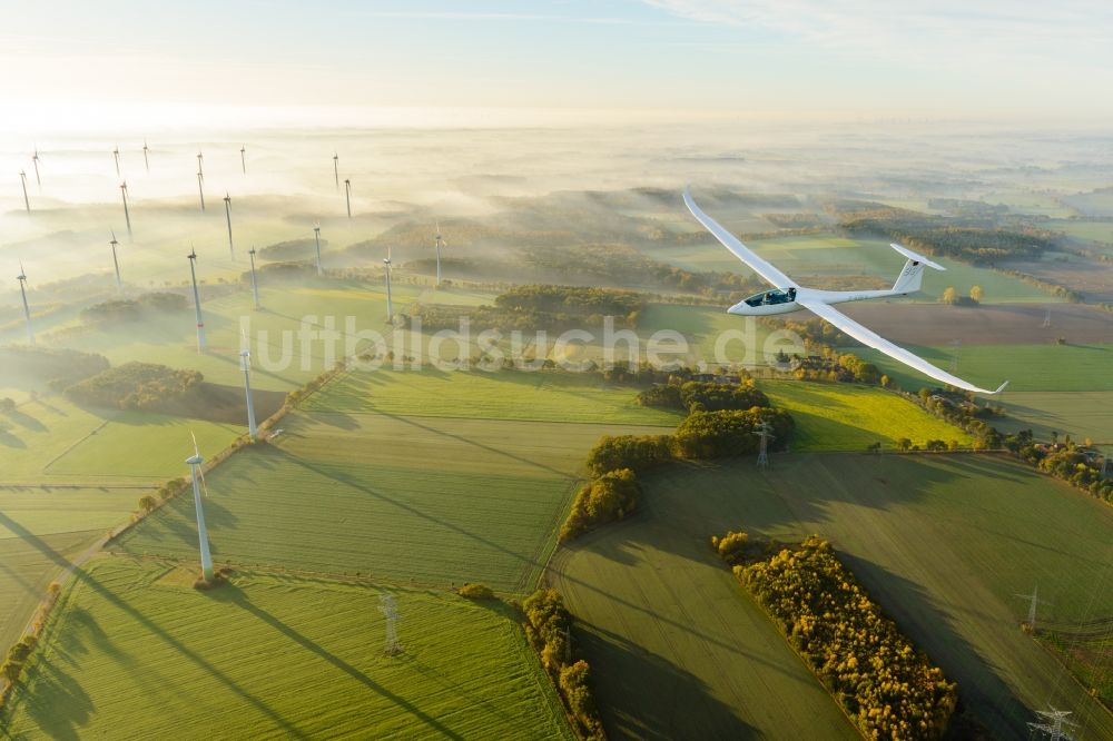 Luftaufnahme Deinste - Segelflugzeug Duo Discus im Fluge über dem Luftraum in Deinste im Bundesland Niedersachsen, Deutschland