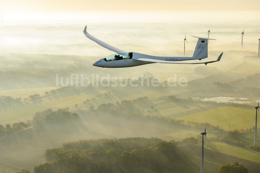 Deinste von oben - Segelflugzeug Duo Discus im Fluge über dem Luftraum in Deinste im Bundesland Niedersachsen, Deutschland