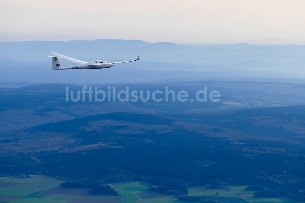 Halle von oben - Segelflugzeug Duo Discus im Fluge über dem Luftraum in Halle im Bundesland Niedersachsen, Deutschland