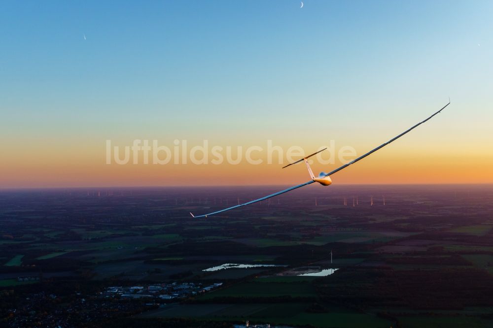Luftaufnahme Stade - Segelflugzeug Duo Discus im Fluge über dem Luftraum in Stade im Bundesland Niedersachsen, Deutschland