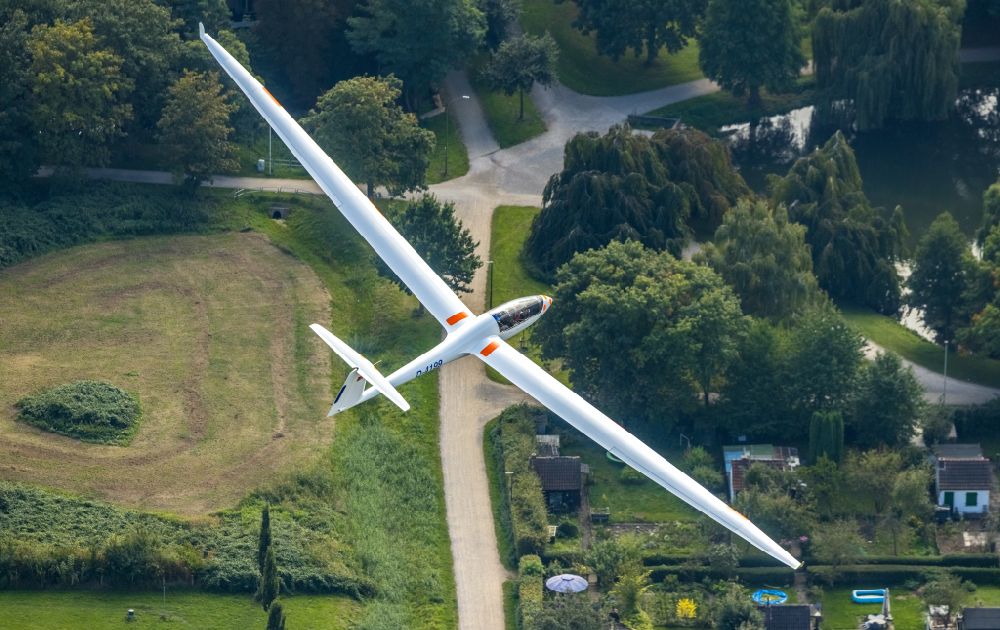 Luftbild Hamm - Segelflugzeug Duo Discus Hochleistungsdoppelsitzer im Fluge über dem Luftraum in Hamm im Bundesland Nordrhein-Westfalen, Deutschland