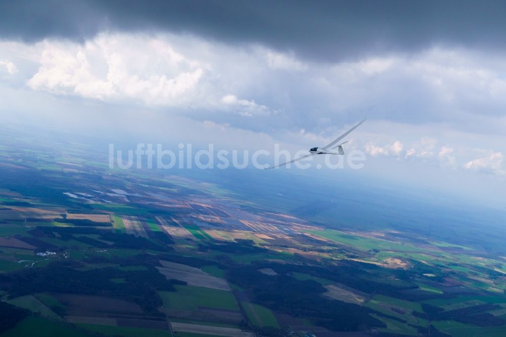 Seedorf aus der Vogelperspektive: Segelflugzeug Duo Discus D-KBFV im Fluge über dem Luftraum bei Seedorf im Bundesland Niedersachsen, Deutschland