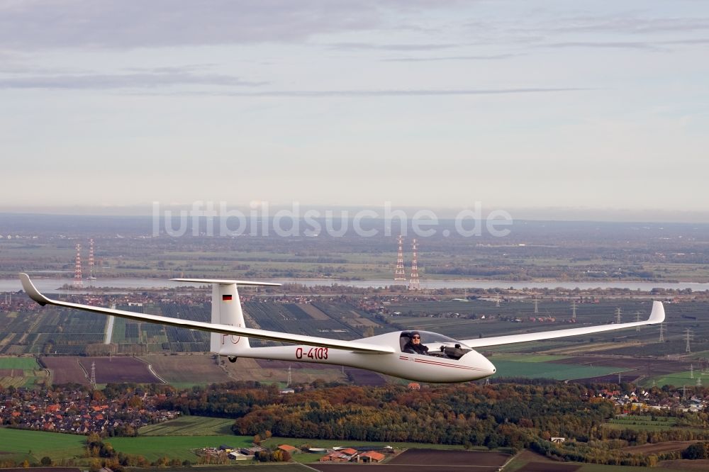 Hollern-Twielenfleth von oben - Segelflugzeug LS-4 D-4103 im Fluge über der Elbe bei Hollern-Twielenfleth im Bundesland Niedersachsen, Deutschland
