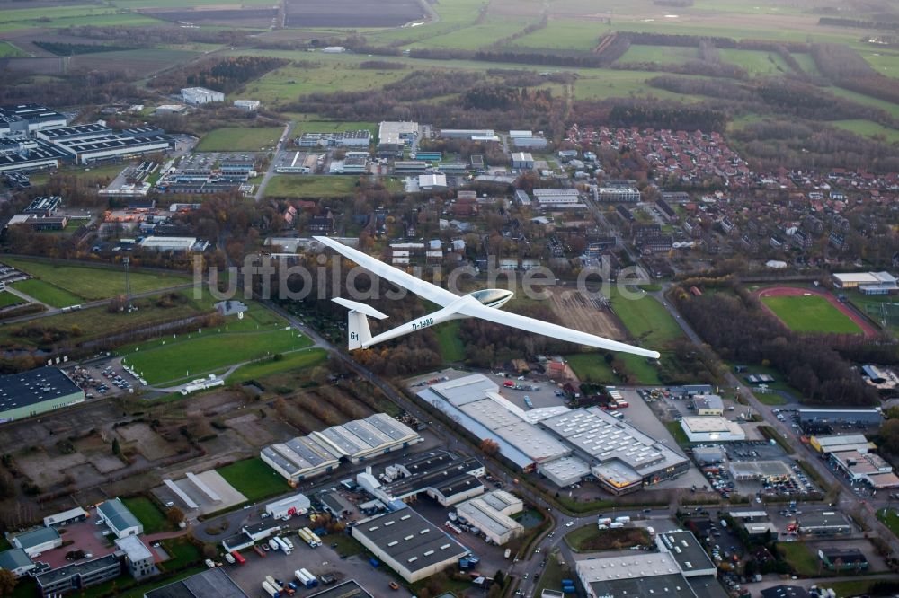 Luftbild Stade - Segelflugzeug DG-100 im Fluge über dem Industriegebiet Ottenbeck der Hansestadt Stade im Bundesland Niedersachsen, Deutschland