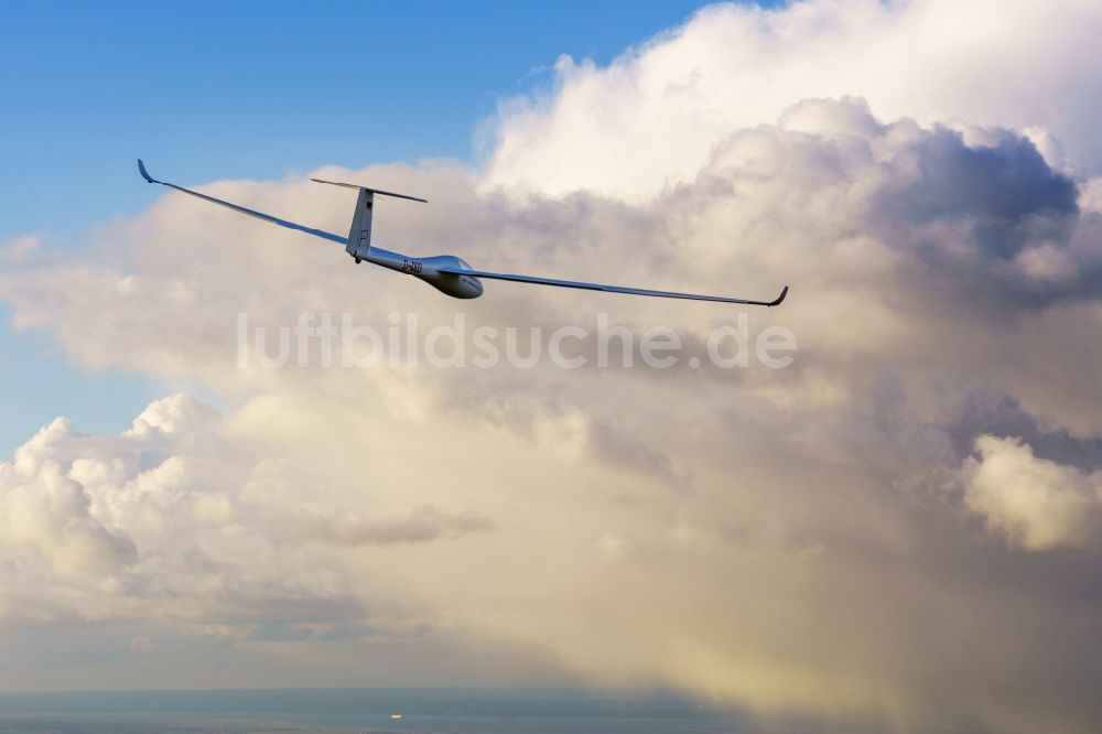Deinste aus der Vogelperspektive: Segelflugzeug LS-4 D-4103 im Fluge über dem Luftraum bei Deinste im Bundesland Niedersachsen, Deutschland