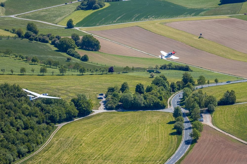 Finnentrop von oben - Segelflugzeug im Fluge über dem Luftraum in Finnentrop im Bundesland Nordrhein-Westfalen, Deutschland