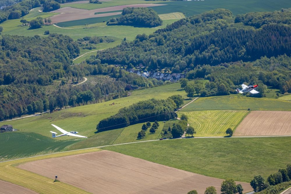 Finnentrop aus der Vogelperspektive: Segelflugzeug im Fluge über dem Luftraum in Finnentrop im Bundesland Nordrhein-Westfalen, Deutschland