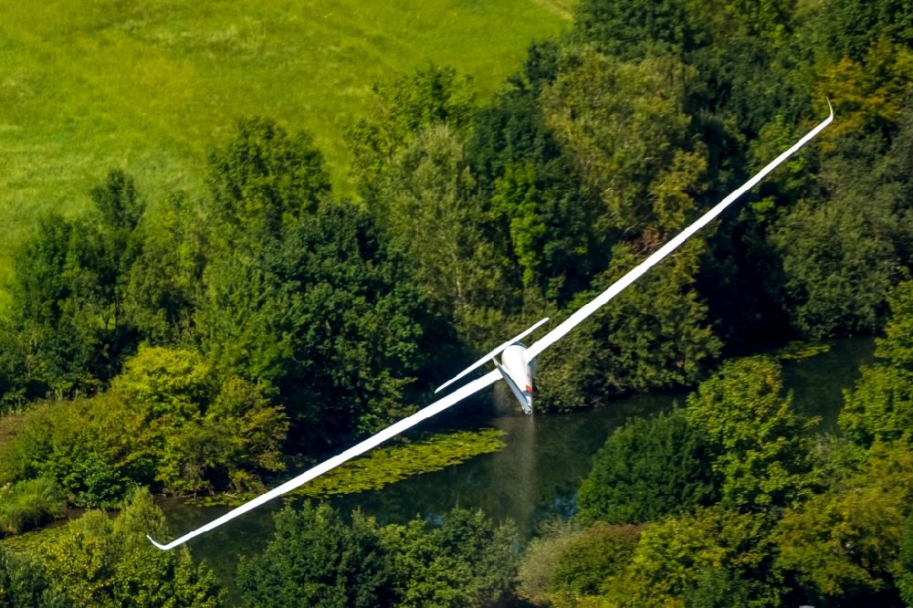 Hamm aus der Vogelperspektive: Segelflugzeug im Fluge über dem Luftraum in Hamm im Bundesland Nordrhein-Westfalen, Deutschland