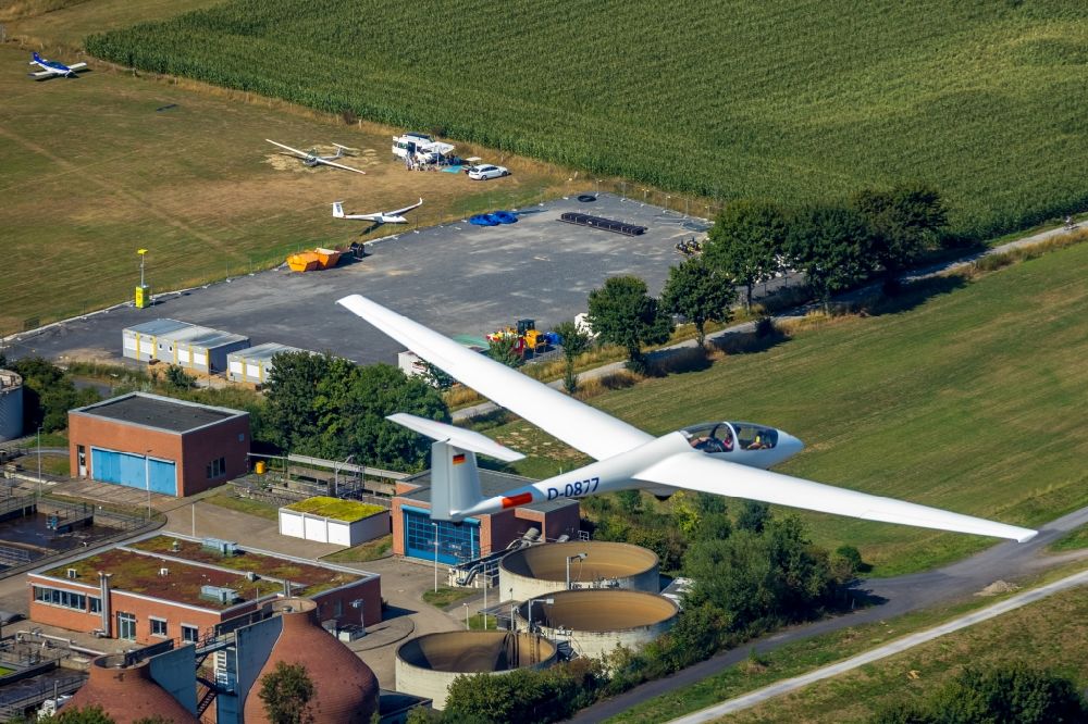 Hamm von oben - Segelflugzeug im Fluge über dem Luftraum in Hamm im Bundesland Nordrhein-Westfalen, Deutschland