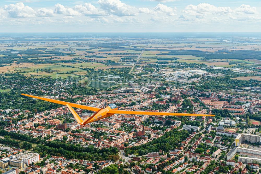 Stendal aus der Vogelperspektive: Segelflugzeug Mü 22 b im Fluge über dem Luftraum in Stendal im Bundesland Sachsen-Anhalt, Deutschland