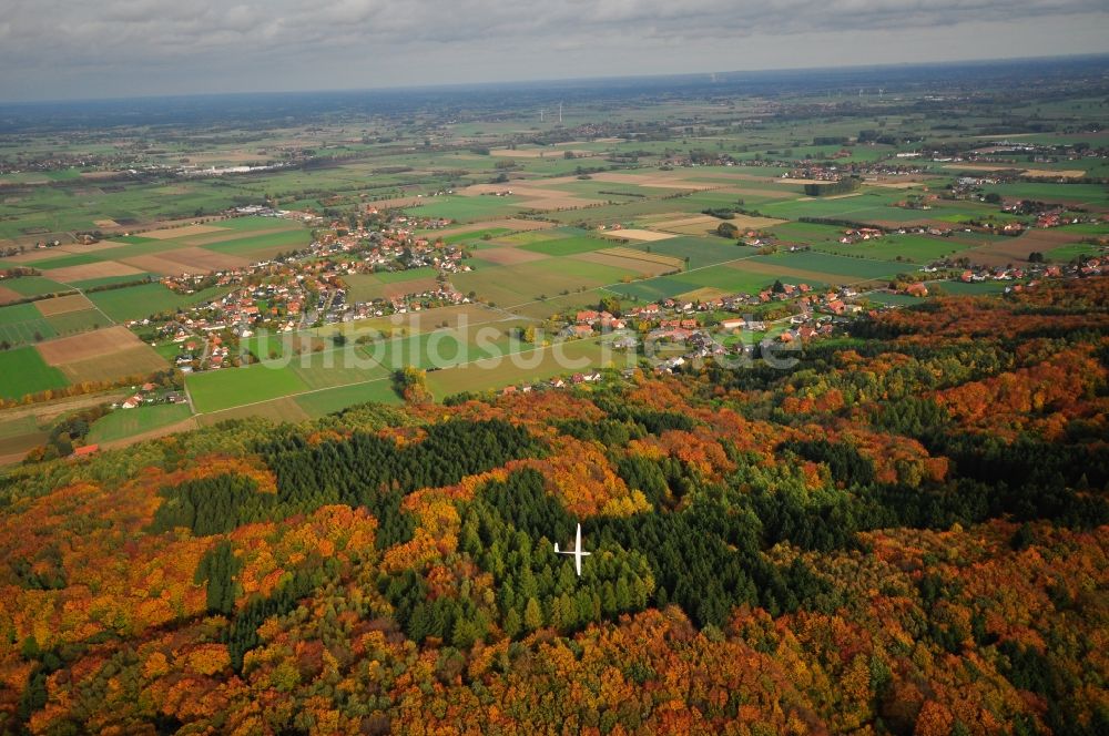 Luftaufnahme Bad Oeynhausen - Segelflugzeug LS-8 im Fluge über dem Wiehengebirge bei Bad Oeynhausen im Bundesland Nordrhein-Westfalen, Deutschland
