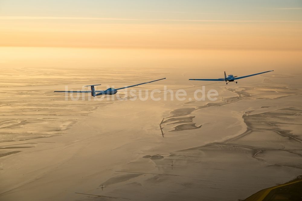 Luftaufnahme Bremerhaven - Segelflugzeug Glasflügel 304 im Fluge über dem Luftraum in Bremerhaven im Bundesland Bremen, Deutschland