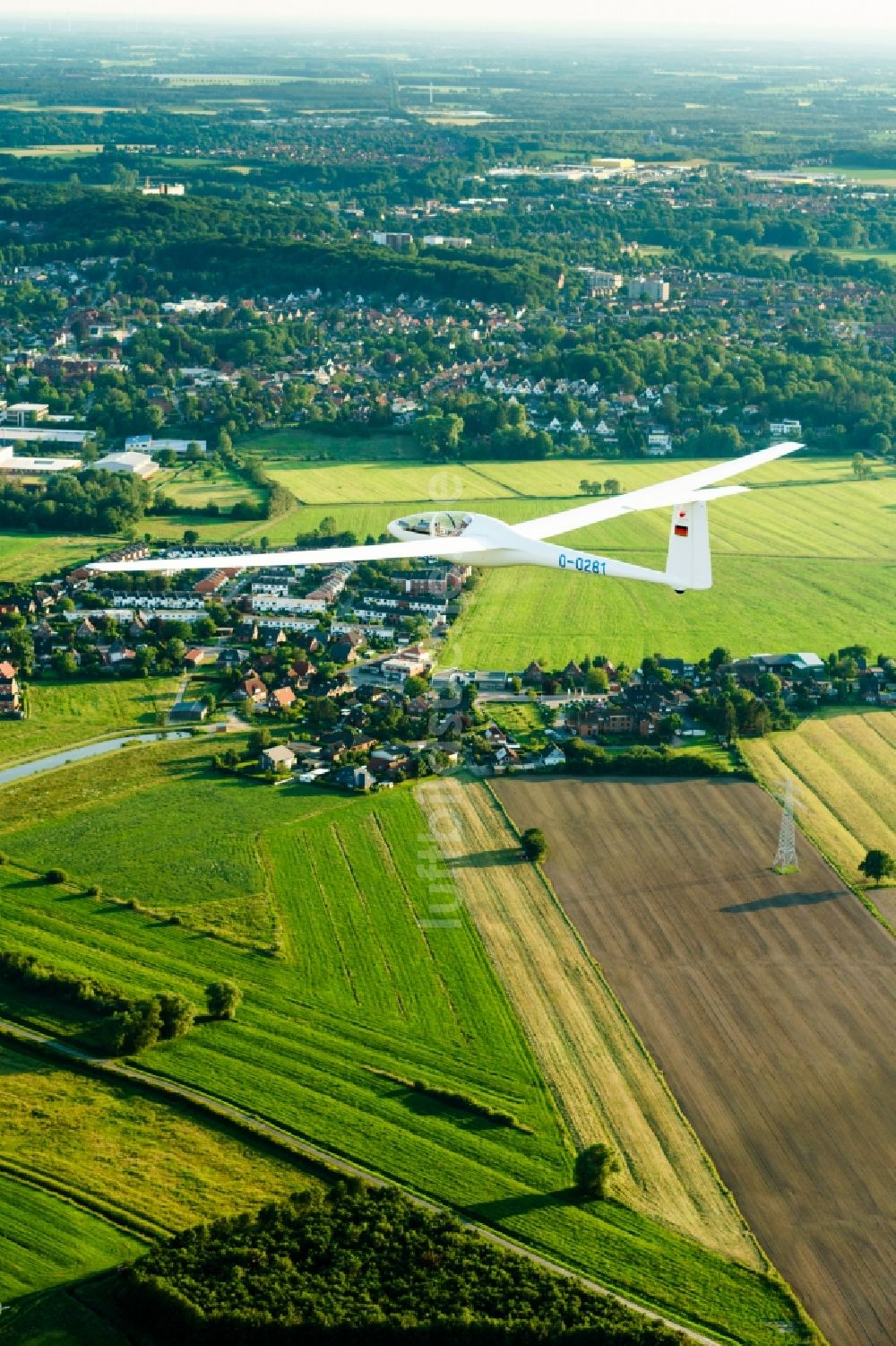 Stade aus der Vogelperspektive: Segelflugzeug Glasflügel Kestrel im Fluge über dem Luftraum in Stade im Bundesland Niedersachsen, Deutschland