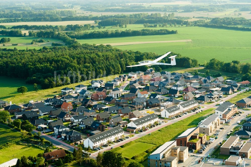 Luftbild Stade - Segelflugzeug Glasflügel Kestrel im Fluge während des Landeanfluges über dem Luftraum in Stade im Bundesland Niedersachsen, Deutschland