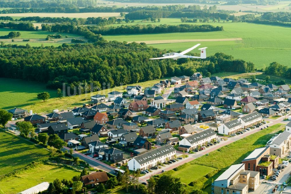 Luftaufnahme Stade - Segelflugzeug Glasflügel Kestrel im Fluge während des Landeanfluges über dem Luftraum in Stade im Bundesland Niedersachsen, Deutschland