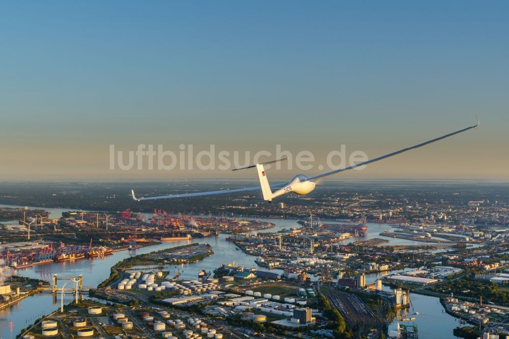 Luftbild Hamburg - Segelflugzeug LAk 17b FES im Fluge über dem Luftraum in Hamburg, Deutschland