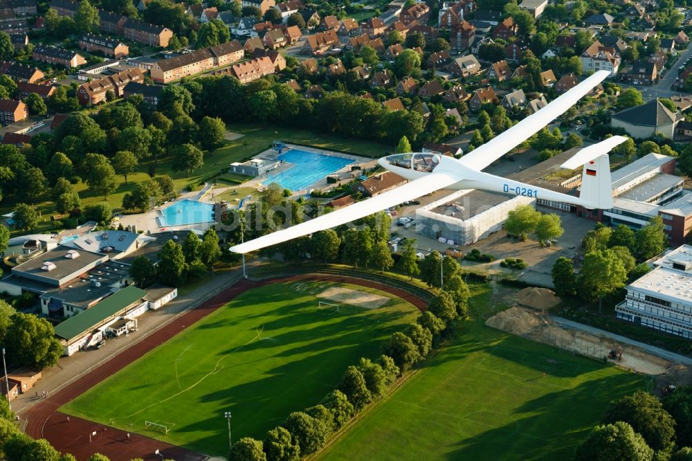 Stade von oben - Segelflugzeug und Sportflugzeug Glasflügel Kestrel im Fluge über dem Luftraum in Stade im Bundesland Niedersachsen, Deutschland