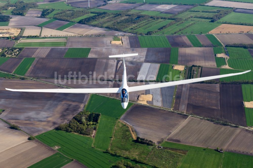 Luftbild Deinste - Segelflugzeug Ventus c im Fluge über dem Luftraum bei Deinste im Bundesland Niedersachsen, Deutschland