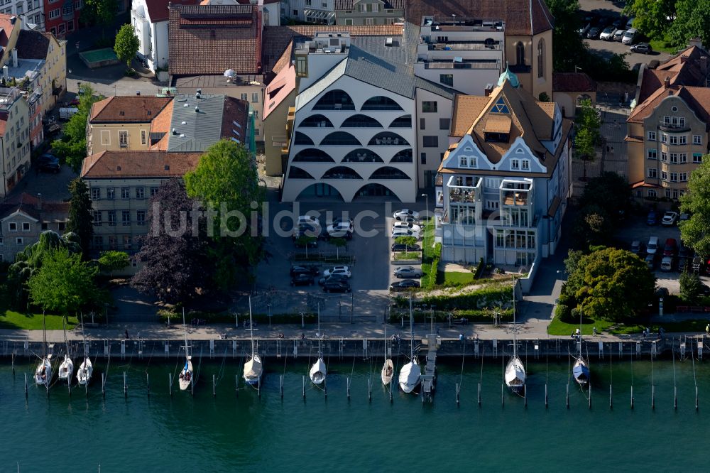 Lindau (Bodensee) von oben - Segelhafen im Altstadtbereich von Lindau am Bodensee im Bundesland Bayern, Deutschland
