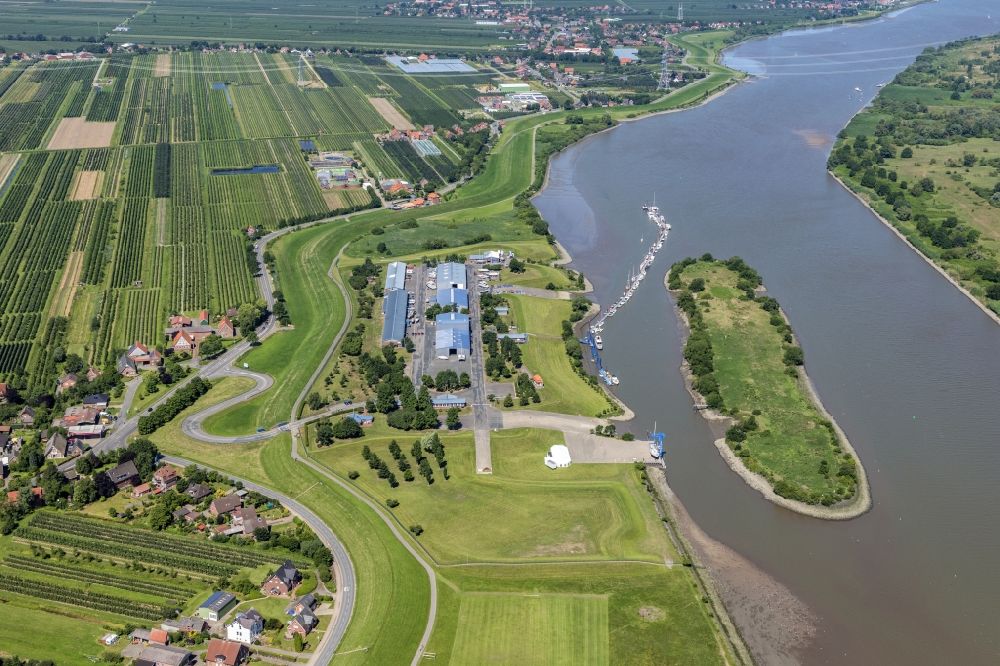 Steinkirchen aus der Vogelperspektive: Segelhafen in Grünendeich im Bundesland Niedersachsen, Deutschland