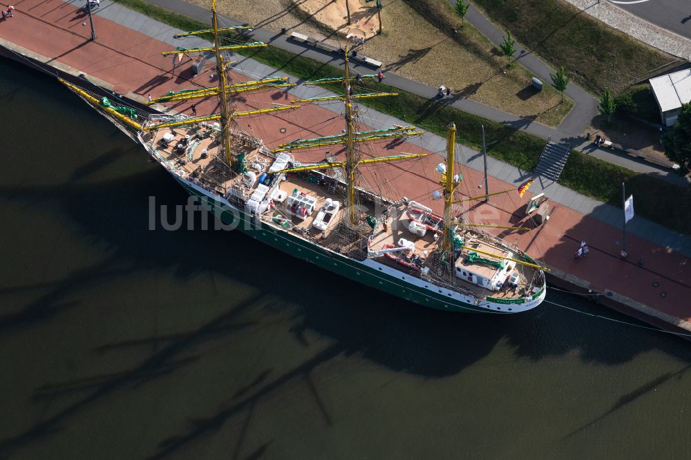 Luftbild Bremerhaven - Segelschiff ALEXANDER von HUMBOLDT II im Hafen in Bremerhaven im Bundesland Bremen, Deutschland