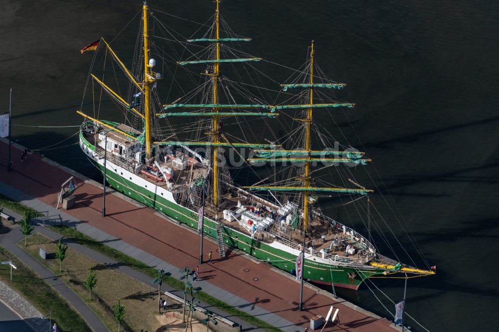 Bremerhaven aus der Vogelperspektive: Segelschiff ALEXANDER von HUMBOLDT II im Hafen in Bremerhaven im Bundesland Bremen, Deutschland