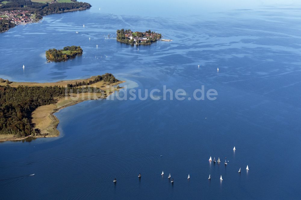 Luftaufnahme Chiemsee - Segelschiff in Fahrt mit Blick auf die Fraueninsel auf dem Chiemsee im Bundesland Bayern, Deutschland