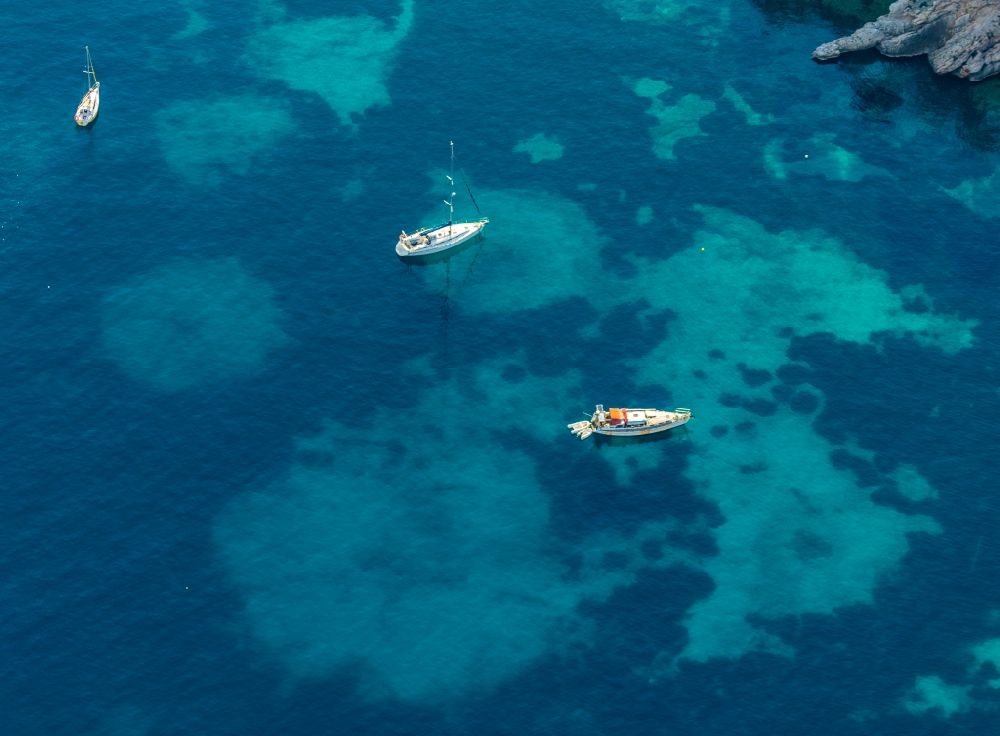 Luftaufnahme Cala Fornells - Segelschiff in Fahrt in der Bucht Cala Fornells entlang der Carretera de Cala Fornells in Cala Fornells in Balearische Insel Malorca, Spanien