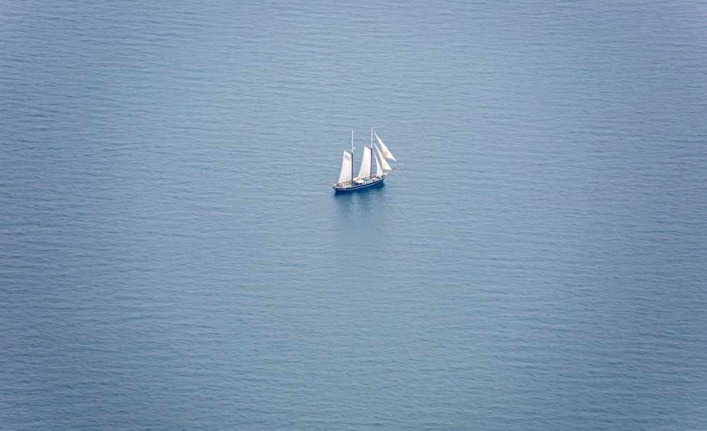Luftbild Hohwacht (Ostsee) - Segelschiff in Fahrt auf der Ostsee in Hohwacht (Ostsee) im Bundesland Schleswig-Holstein, Deutschland