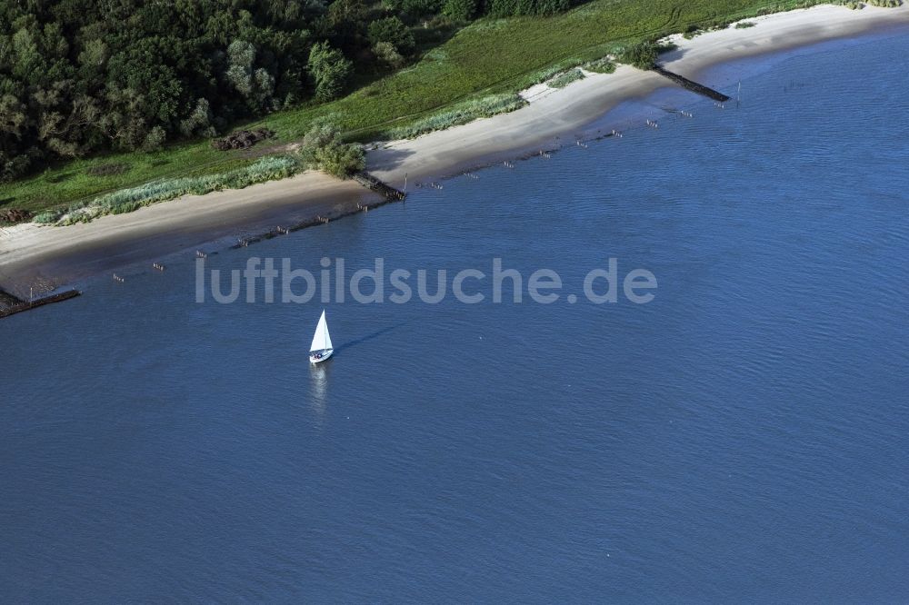 Berne von oben - Segelschiff in Fahrt auf der Weser in Berne im Bundesland Niedersachsen, Deutschland
