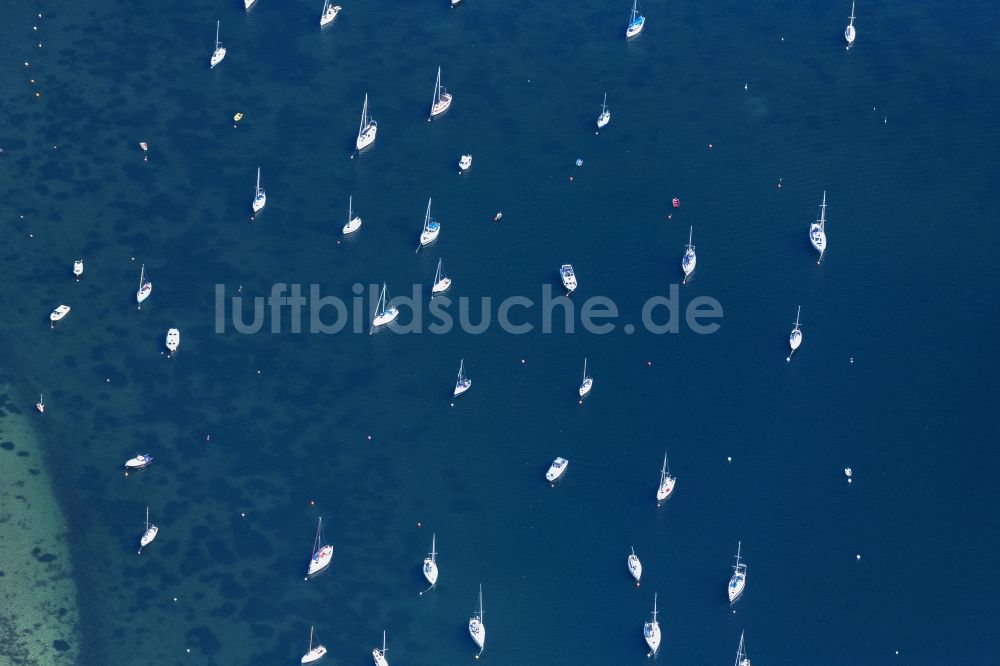 Luftbild Eckernförde - Segelschiff im Hafen in Eckernförde im Bundesland Schleswig-Holstein, Deutschland