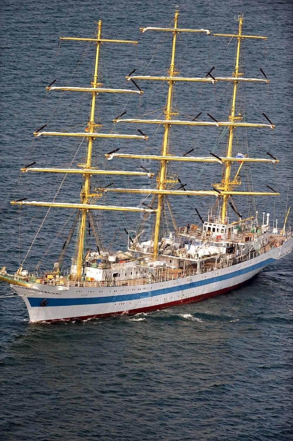 Rostock aus der Vogelperspektive: Segelschiff MIR in der Ostsee vor Rostock in Mecklenburg-Vorpommern