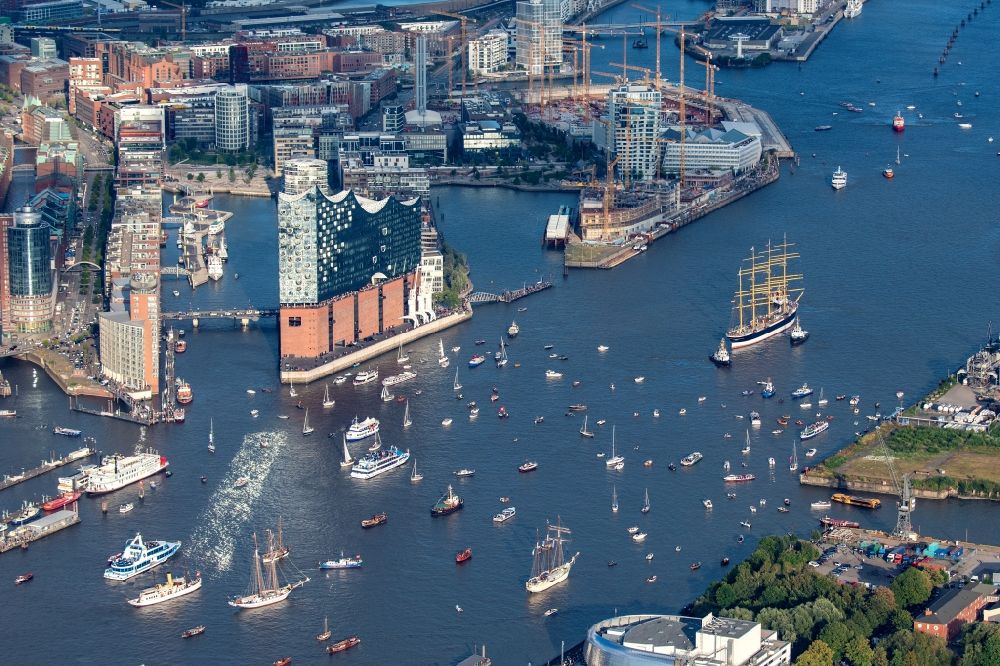 Hamburg aus der Vogelperspektive: Segelschiff - Viermastbark „ Peking „ in Hamburg, Deutschland