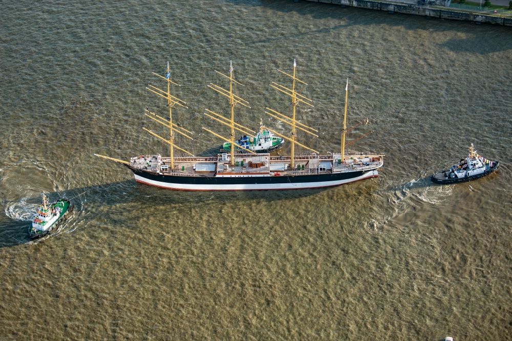 Luftaufnahme Hamburg - Segelschiff - Viermastbark „ Peking „ in Hamburg, Deutschland