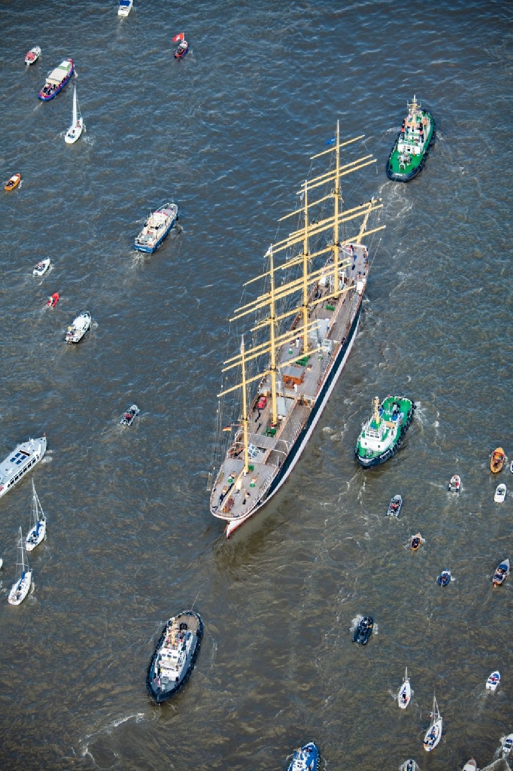 Hamburg aus der Vogelperspektive: Segelschiff - Viermastbark „ Peking „ in Hamburg, Deutschland